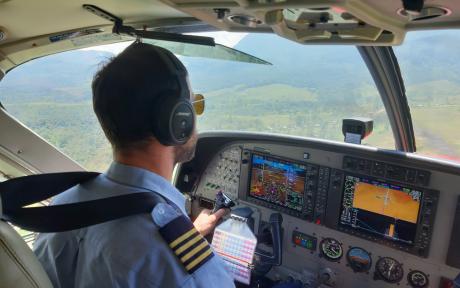 Pilot Piet Muilwijkflying in Papua New Guinea