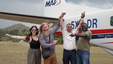 Justine ad his team upload pilot Rembrand for a beautiful flight to Fortpotal airstrip