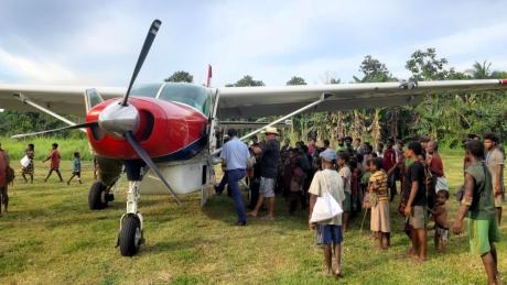 Plane surrounded by the crowd at Samban