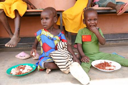 Children having lunch 