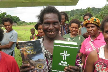 1602026_Thousands of King bilong Glori books take wing with MAF