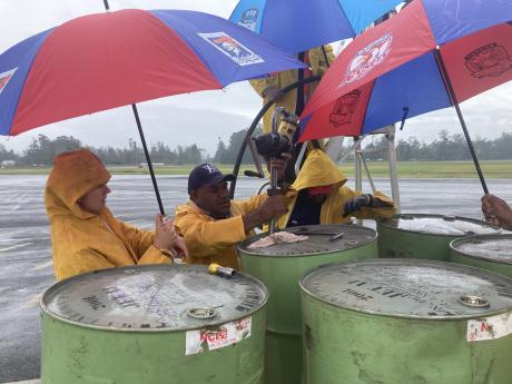 Paul Kaia doing drum-refueling because of fuel stoppage