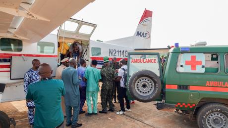 Boarding of the injured at Nzerekore airport for Conakry.