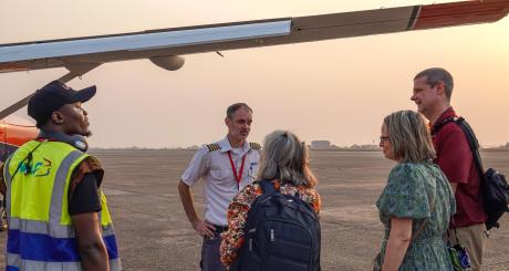 Pilot Jonathan Blomberg recois les partenaires de l'hôpital Nzao