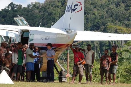 Thousands of King bilong Glori books take wing with MAF