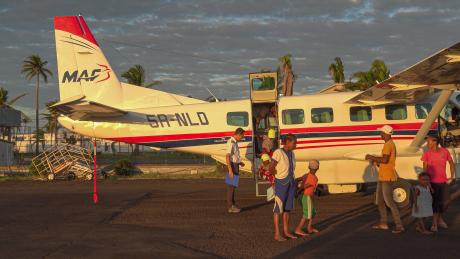 MS patients getting off the plane